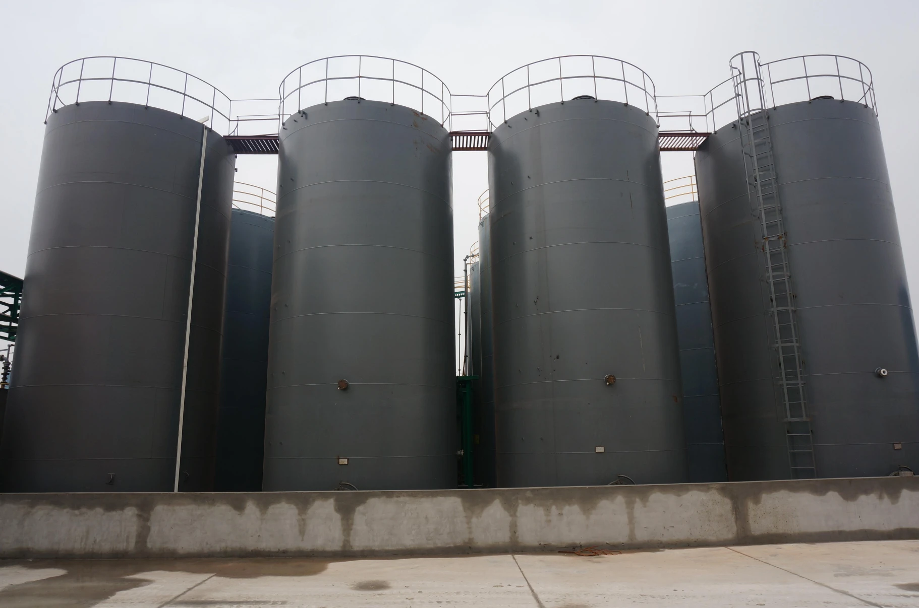 Gelan polyethylene-lined steel storage tank